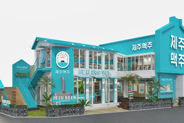 제주맥주 연남동 팝업스토어 '>ⓒ제주맥주 연남동 팝업스토어<div></div><p>제주맥주는 2018년 6월, ‘서울시 제주도 연남동’ 팝업스토어를 오픈했습니다. 이는 제주도에서만 경험할 수 있었던 제주맥주의 유통망을 전국으로 확대한 후 열린 첫 팝업스토어였습니다. 서울에서 열린 이 팝업스토어는<span> </span><strong>단순히 제품을 경험하는 것을 넘어, ‘비어요가’, ‘비어 캔들 만들기’, ‘낮맥 클래스’ 등 다양한 프로그램</strong>을 통해 지역 문화와 색채를 동시에 느낄 수 있는 공간으로 구성되었습니다. 특히 연남동의 지역적 특성을 반영하면서도 제주도를 연상케 하는 컬러 및 조형물을 설치해 방문객들에게 마치 서울속의 작은 제주도에 온 듯한 느낌을 선사했습니다.<span> </span><strong>제주맥주의 첫 팝업스토어는 24일간 총 5만 5000명의 방문객을 유치</strong>하며, 제주맥주가 국내 수제 맥주 시장의 대표 브랜드로 자리매김하는 데 중요한 역할을 했습니다.</p><div></div><h2><strong>2. 순남시래기: 로코노미 기반의 브랜드 철학</strong></h2><p>지역 특산물을 브랜드의 주요 재료로 활용해 전국적으로 가맹점을 확장한 사례를 소개하고자 합니다.</p><p>'순남시래기'는 이러한 로코노미 전략을 성공적으로 구현한 전통 한식 프랜차이즈입니다. 전주에서 시작해 전국으로 확장된 순남시래기는 건강한 자연 밥상을 추구하며, 지역 특산물의 가치를 높였습니다. 60년간 3대째 전해 내려온 ‘들깨시래기국’의 비법을 브랜드화하여 소비자들에게 신뢰와 호감을 얻었으며, 이를 바탕으로 프리미엄 이미지를 확립했습니다. 순남시래기의 브랜드 철학은<span> </span><strong>'우리 땅에서 자란 제철 야채와 나물을 섭취하는 것'</strong>에 중점을 두고 있습니다. 특히, 이곳의 대표 메뉴인 ‘3대 시래기국’은 강원도 양구에서 재배된 시래기만을 사용하여, 지역 특산물을 브랜드의 핵심 요소로 삼았습니다. 이러한 전략은 순남시래기가 전국적으로 가맹점을 성공적으로 확장하는 데 중요한 역할을 했습니다.</p><div></div><img src=