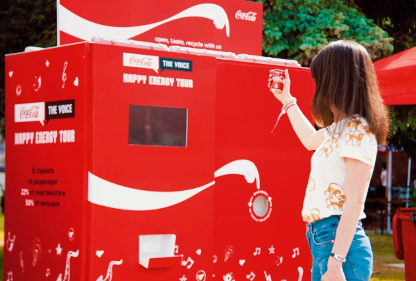 출처 Ad Age (These Coke billboards point you to the nearest recycling bin)