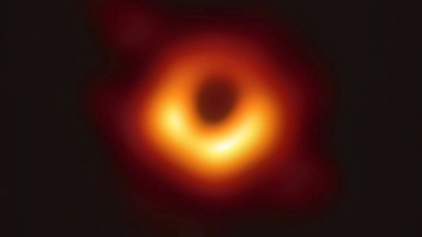 Event Horizon Telescope 연구팀이 관측하여 촬영한 블랙홀 모습 / 필자 제공